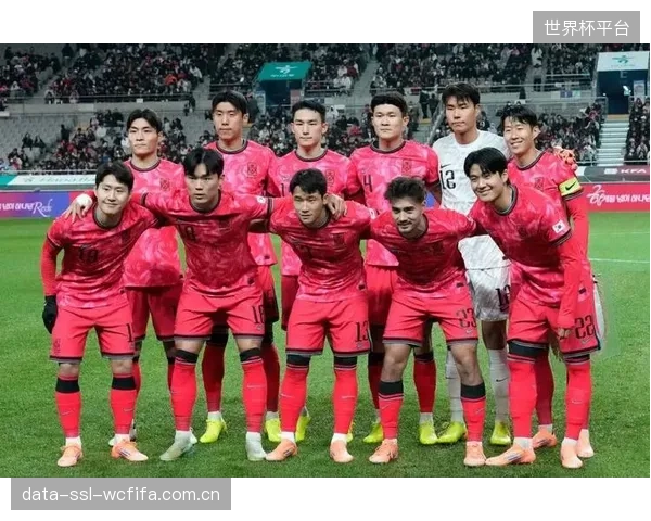 孙兴慜领衔韩国队冲击世界杯,后防核心金玟哉是战术基石。 孙兴慜领衔韩国队冲击世界杯,后防核心金玟哉是战术基石。